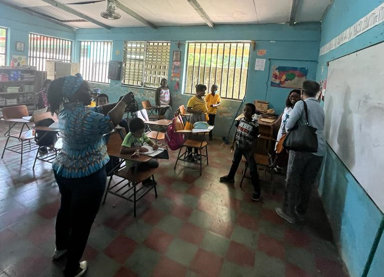 CIRDI_2024's tweet photo. En el segundo día de las capacitaciones a personas afrodescendientes de #Honduras🇭🇳, la pdta. de la @CIDH, Margarette May Macaulay, estuvo en una escuela de la comunidad garífuna de Travesías en la ciudad de Puerto Cortés. Allí constató las malas condiciones del centro educativo. https://t.co/PEtlxbbK7S