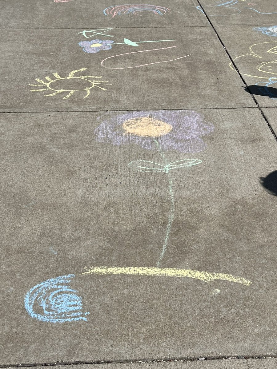 Our youngest Lions chalk the walk for our high school, spreading kindness all around on this beautiful day! @SFESLions @SFHSLions #bethekindkid