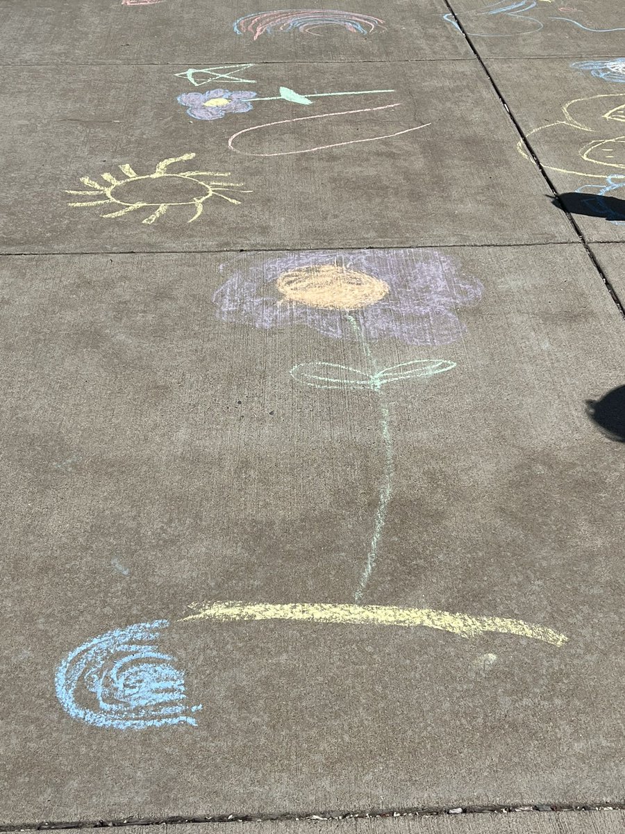 Our youngest Lions chalk the walk for our high school, spreading kindness all around on this beautiful day! <a href="/SFESLions/">South Fayette Elementary School</a> @SFHSLions #bethekindkid