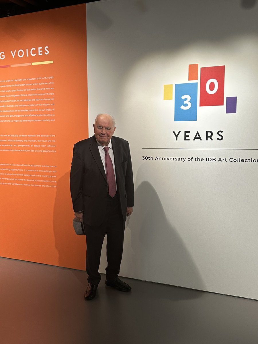Qué mejor manera que celebrar los 30 años de la Colección de arte de <a href="/el_BID/">Banco Interamericano de Desarrollo</a> qué con su creador Enrique Iglesias!