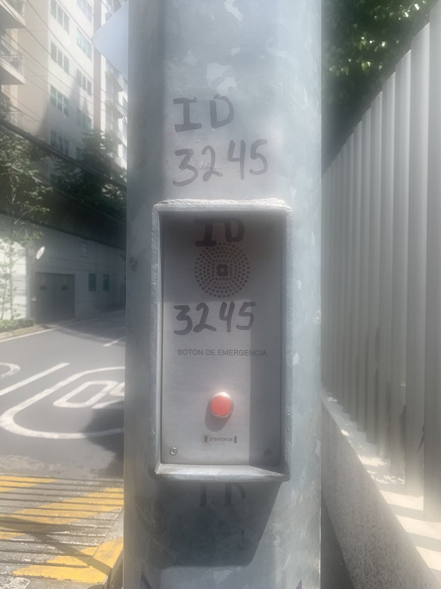 mujeruja's tweet photo. @C5_CDMX @locatel_mx @SismologicoMX  este bocina casi no se escucha en ave. Tecamachalco esquina San Isidro, Reforma Social, Miguel Hidalgo. Ayuda por favor hay una escuela https://t.co/AN6QFxDTMk