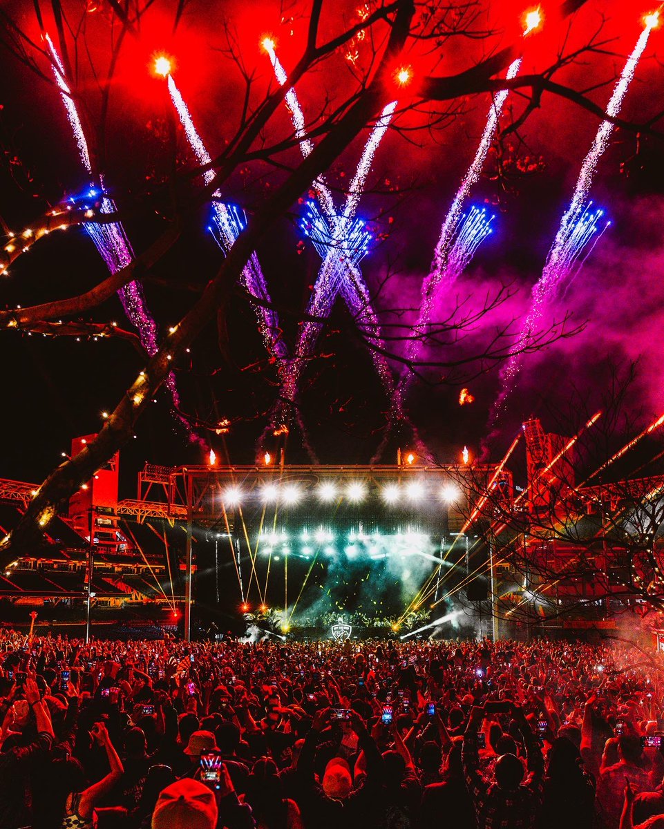 metatonemedia's tweet photo. Pyro @offthegridrecs Petco Park 🔥 https://t.co/XShXRB8u60