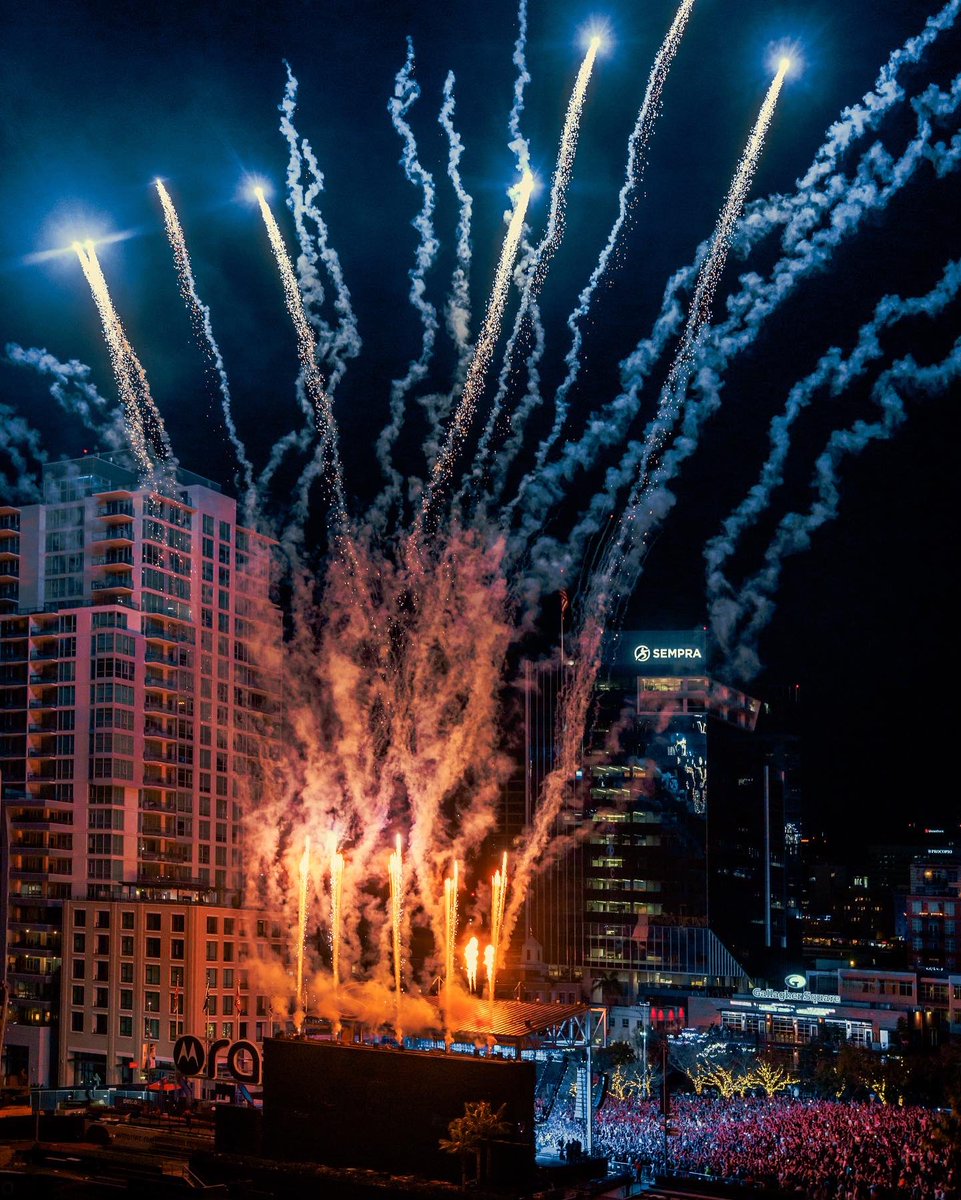metatonemedia's tweet photo. Pyro @offthegridrecs Petco Park 🔥 https://t.co/XShXRB8u60