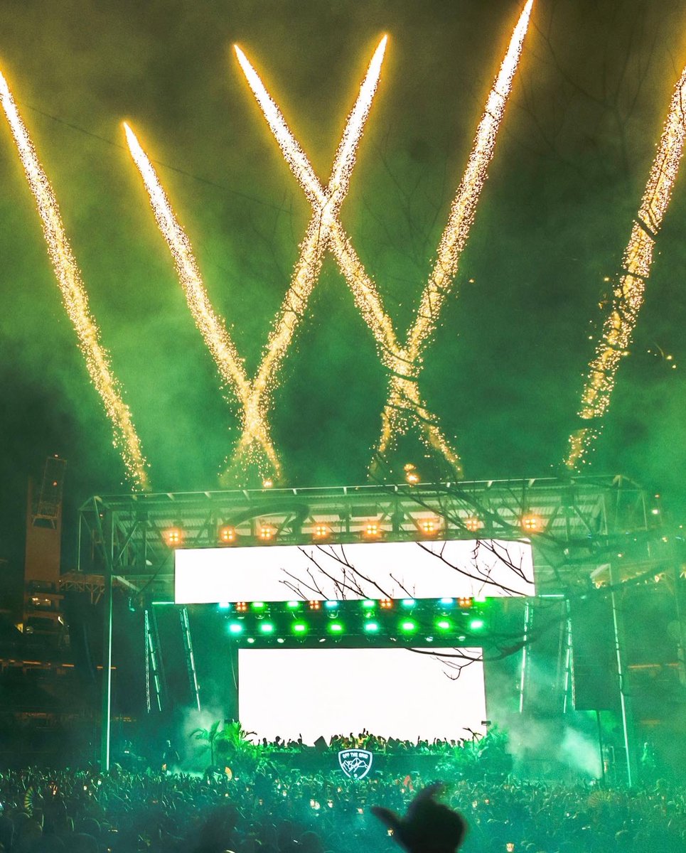 metatonemedia's tweet photo. Pyro @offthegridrecs Petco Park 🔥 https://t.co/XShXRB8u60
