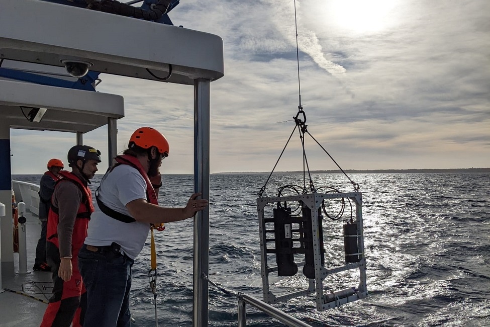 fauengineering's tweet photo. Meet AUTOHOLO - a real-time, autonomous holographic microscope to detect harmful algal blooms like red tide. Developed by FAU researchers, it overcomes monitoring limitations, and revolutionizing public health resources.
Click here to learn more https://t.co/4HqpUJg9uN #FAUEng https://t.co/j6SVv8mdUv