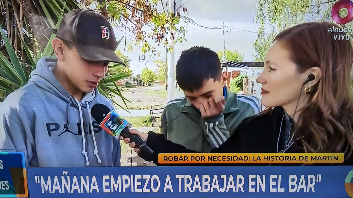 MambruOk's tweet photo. El que está hablando es el hermano del pibe que se quiso robar el celu en cañitas y lo agarró el dueño. El de al lado es el pibe. Ayer el dueño dek bar les ofreció laburo. Debe ser la noticia más buena leche en años. No todo es tan opaco. https://t.co/CMLmUEQOZl