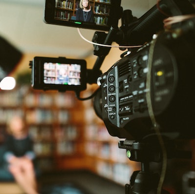 Arts organisations use video to reach out to online audiences, provide educational materials or give context for specific performances.

In this resource created by <a href="/KTGillingham/">Karen Gillingham</a> of <a href="/GarsingtonOpera/">Garsington Opera</a>, find out how to script and schedule an online programme: bit.ly/3Lj7mNe