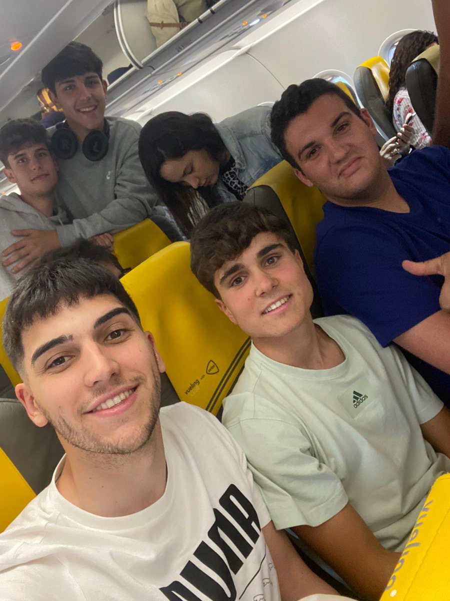 ErasmusTrinidad's tweet photo. Después de un mes de prácticas por Europa, regresan 21 alumnos de CFGM y FPB para seguir realizando sus prácticas en Sevilla desde Alemania, Italia y Grecia.
Todos satisfechos y felices de haber podido tener esta experiencia a través de Erasmus 🇪🇺 https://t.co/JnEMuHmN3D