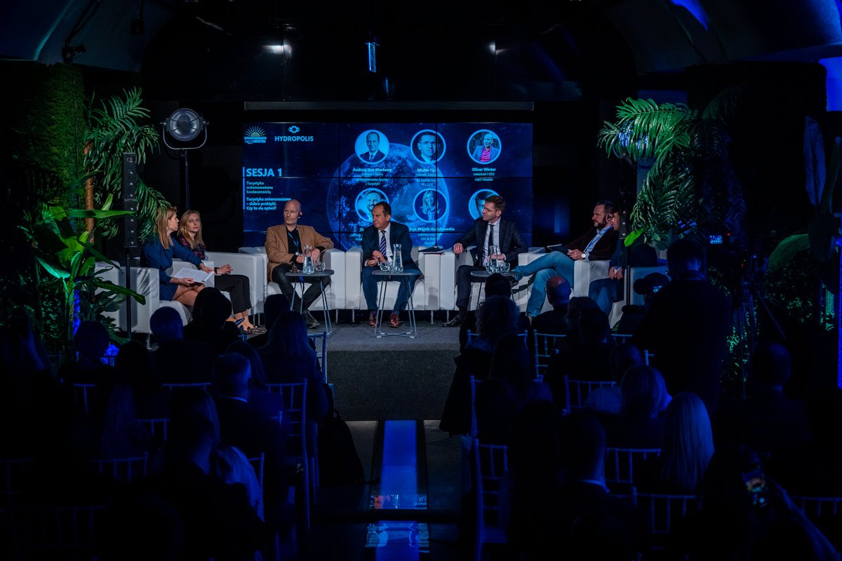 PHH_PL's tweet photo. Dziś we Wrocławiu odbyło się XII Forum Promocji Turystycznej, organizowane przez redakcję https://t.co/25xLNkGUe6. W inauguracyjnym panelu dot. zrównoważonego rozwoju wziął udział @DanielPuciato, członek zarządu Polskiego Holdingu Hotelowego ds. handlowych. https://t.co/77hhJFlPLU