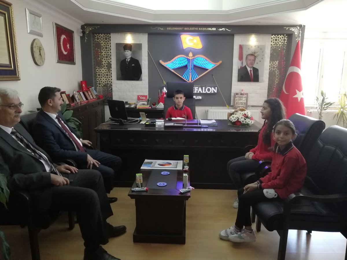 SehitErhan's tweet photo. 23 Nisan Ulusal Egemenlik ve Çocuk Bayramı 103.yılı etkinlikleri kapsamında Gelendost Belediye Başkanı Sayın Mehmet SEZGİN, makam koltuğunu okulumuz 4/B sınıfı öğrencimiz Ahmet US'a devretti. @GelendostB @ErhanBaydur1 @GelendostIlce @y_erdem_yilmaz @e32arikan @HalisBilgin32 https://t.co/srsrKqrMWN
