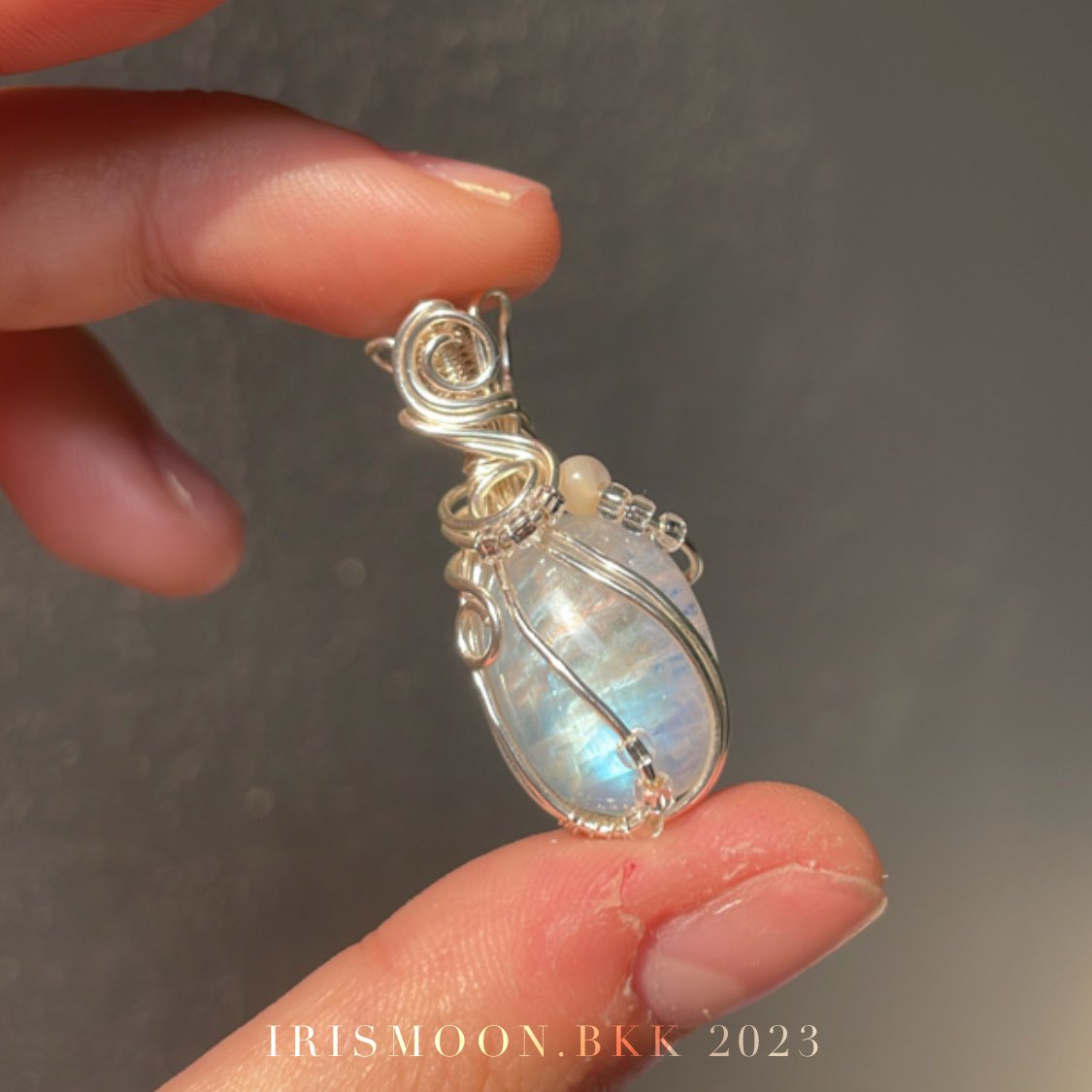 irismoon_bkk's tweet photo. คุณภูตเอาน้องมูนมาเสิร์ฟ! เม็ดนี้ลายในเนื้อสวยมากๆ เป็นริ้วรุ้งเลย🤍 #irismoonscraft https://t.co/JltUbegnju