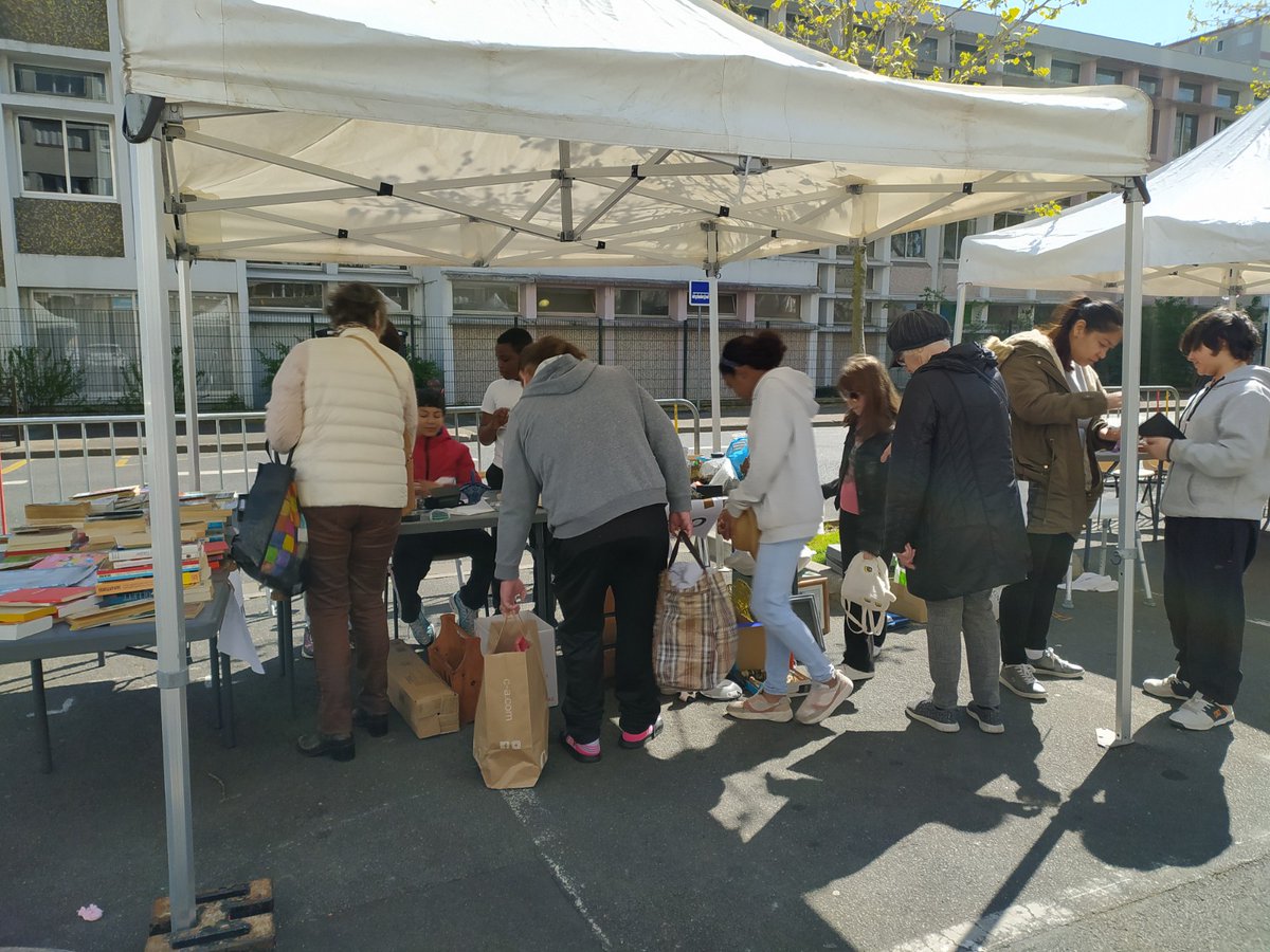 ValloireHabitat's tweet photo. [En direct📷] Déjà plus de 80 personnes ce matin pour la Journée du Don aux Blossières à Orléans avec la Ressource AAA et l'@aidaphiasso !  #don #utilitesociale https://t.co/aUIehOeiFc
