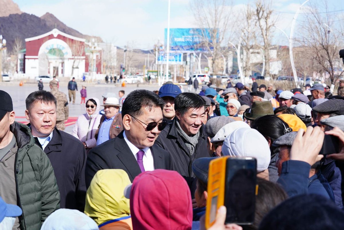 Ерөнхийлөгчийн айлчлалаар манай Ховдчууд улс орны ЭЗ-н хөшүүрэг болсон стратегийн бүтээн бгуулалтуудаа танилцууллаа!
-Баруун бүсийг хангах цементний үйлдвэр ашиглалтанд орсон араас нь Ү/технологийн паркын ажил явж бга мөн баруун бүсийг эрчим хүчээр хангах УЦС-ын ажил эхэлж бн даа