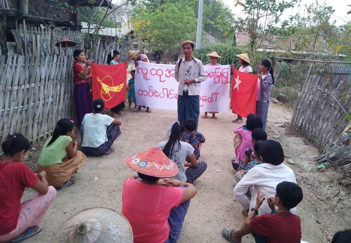 KYITHAR95368969's tweet photo. Local residents from northern part of #Yinmarbin Twp, #Sagaing Region, regularly staged an evening strike to overthrow the #MilitaryDictatorship on Apr19.

#WarCrimesOfJunta            
#2023Apr19Coup           #WhatsHappeningInMyanmar https://t.co/ywPk3aBMo1