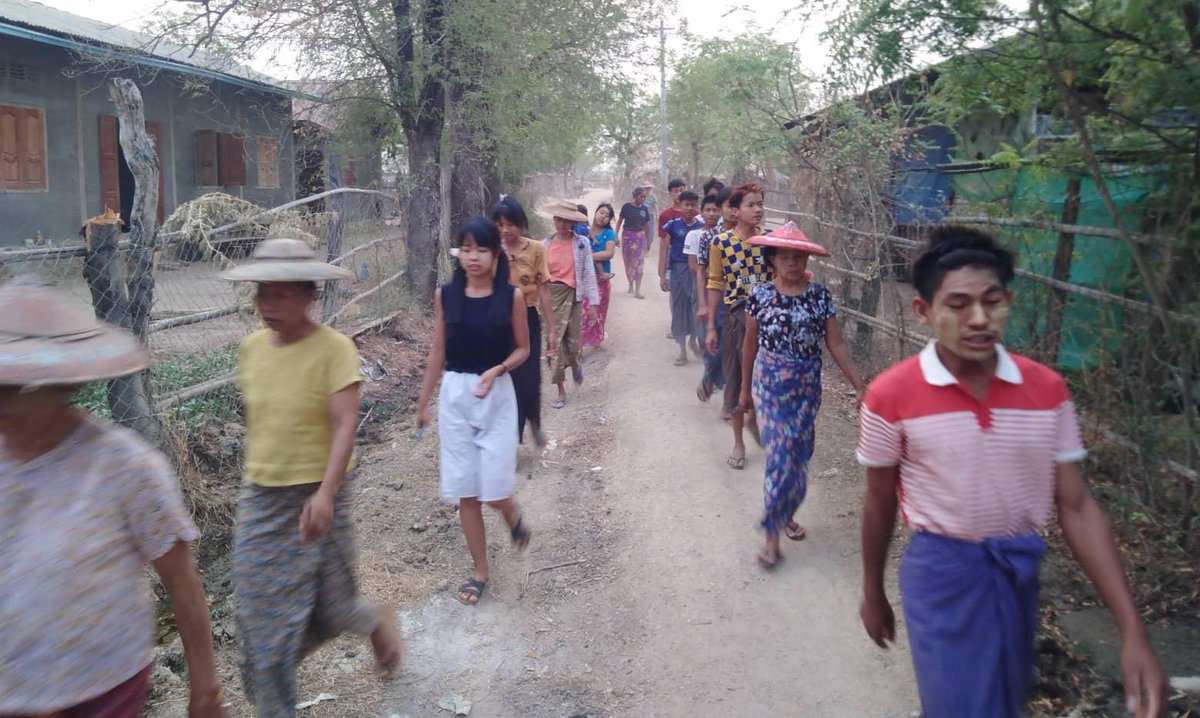 KYITHAR95368969's tweet photo. Local residents from northern part of #Yinmarbin Twp, #Sagaing Region, regularly staged an evening strike to overthrow the #MilitaryDictatorship on Apr19.

#WarCrimesOfJunta            
#2023Apr19Coup           #WhatsHappeningInMyanmar https://t.co/ywPk3aBMo1