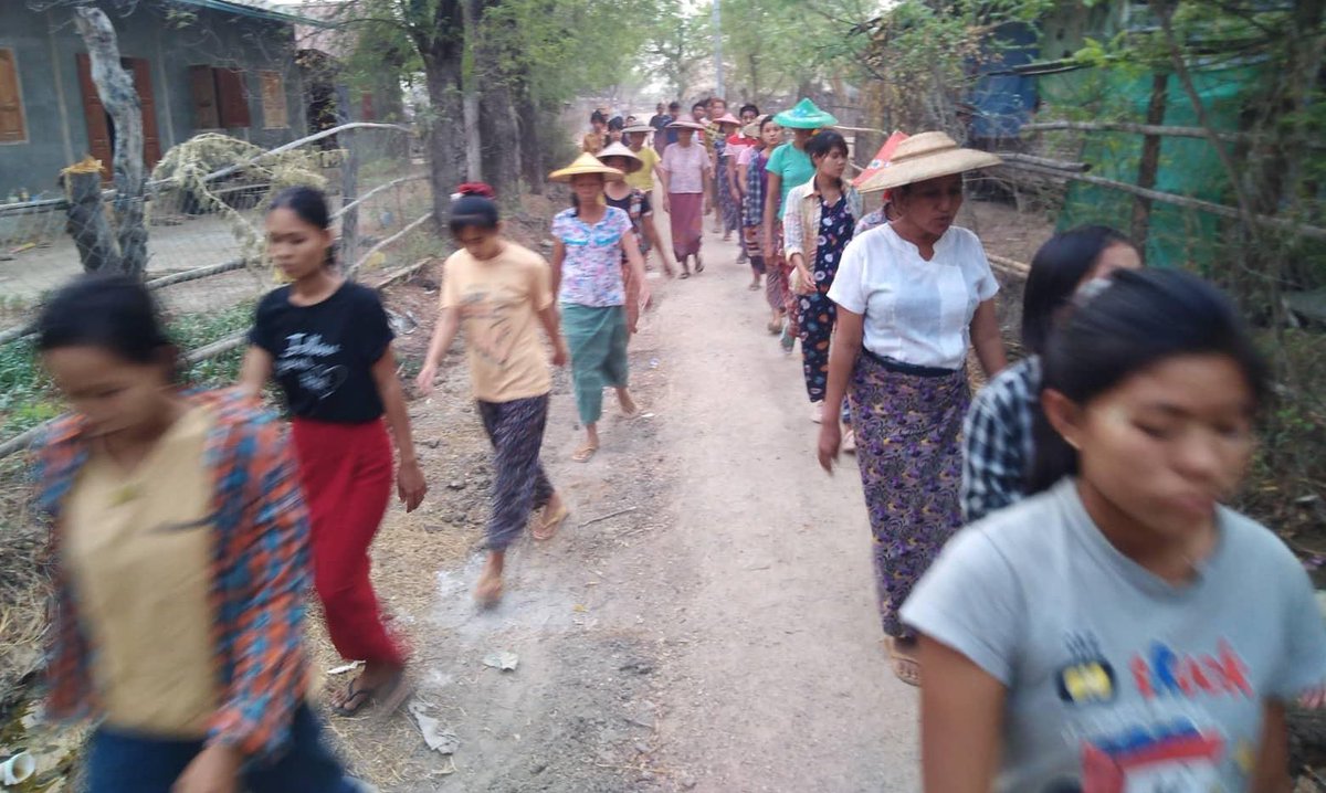 KYITHAR95368969's tweet photo. Local residents from northern part of #Yinmarbin Twp, #Sagaing Region, regularly staged an evening strike to overthrow the #MilitaryDictatorship on Apr19.

#WarCrimesOfJunta            
#2023Apr19Coup           #WhatsHappeningInMyanmar https://t.co/ywPk3aBMo1
