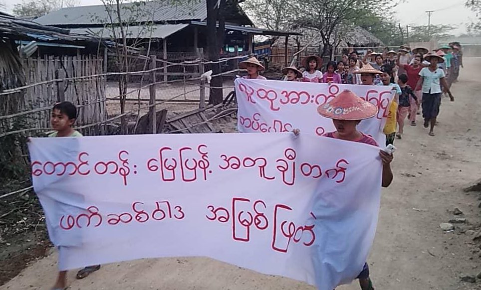 KYITHAR95368969's tweet photo. Local residents from northern part of #Yinmarbin Twp, #Sagaing Region, regularly staged an evening strike to overthrow the #MilitaryDictatorship on Apr19.

#WarCrimesOfJunta            
#2023Apr19Coup           #WhatsHappeningInMyanmar https://t.co/ywPk3aBMo1