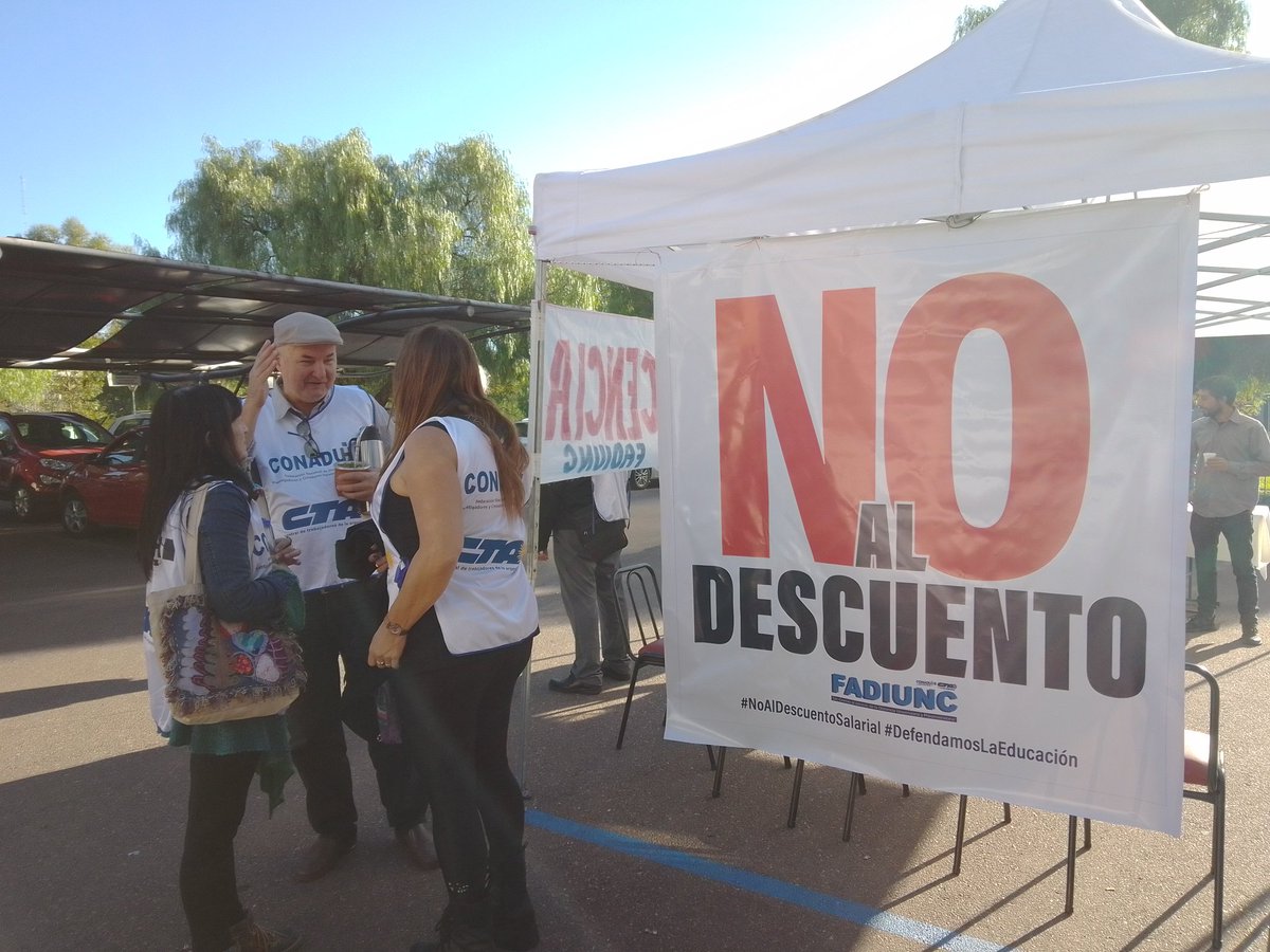 CONADUHistorica's tweet photo. El plenario de Sec. Generales de CONADUH, junto a @fadiunc, ya está presente en el rectorado de la UNCuyo para manifestar el rechazo a la amenaza de descuento de los días de paro en el marco de la sesión del Consejo Superior. https://t.co/6WSzBP2Tp3