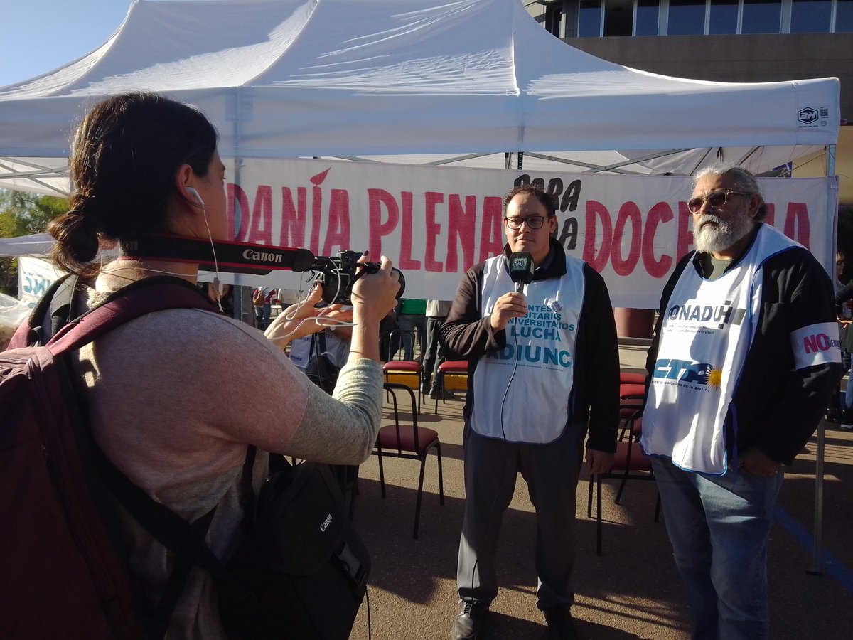 CONADUHistorica's tweet photo. El plenario de Sec. Generales de CONADUH, junto a @fadiunc, ya está presente en el rectorado de la UNCuyo para manifestar el rechazo a la amenaza de descuento de los días de paro en el marco de la sesión del Consejo Superior. https://t.co/6WSzBP2Tp3