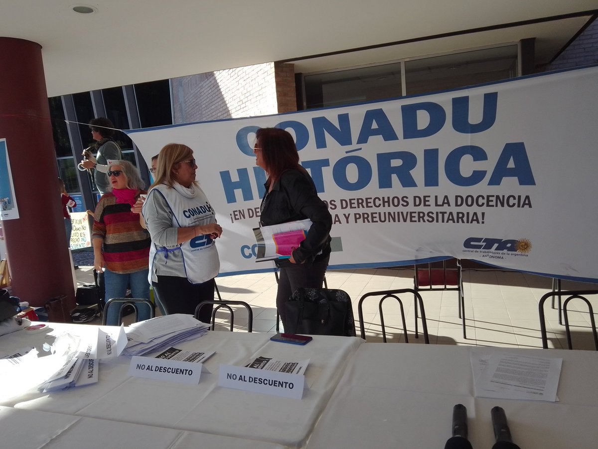 CONADUHistorica's tweet photo. El plenario de Sec. Generales de CONADUH, junto a @fadiunc, ya está presente en el rectorado de la UNCuyo para manifestar el rechazo a la amenaza de descuento de los días de paro en el marco de la sesión del Consejo Superior. https://t.co/6WSzBP2Tp3
