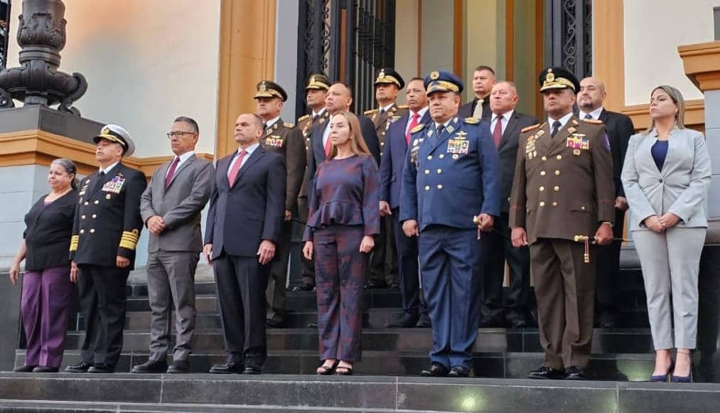 mppsp_vzla's tweet photo. Desde el Panteón Nacional || Vicepresidente Sectorial AJ @CeballosIchaso1 en compañía de la Ministra VA @CelsaBautistaO rindieron honores en conmemoración al histórico #19Abr de 1810

#GestaIndependentista https://t.co/8ZKkOf44us