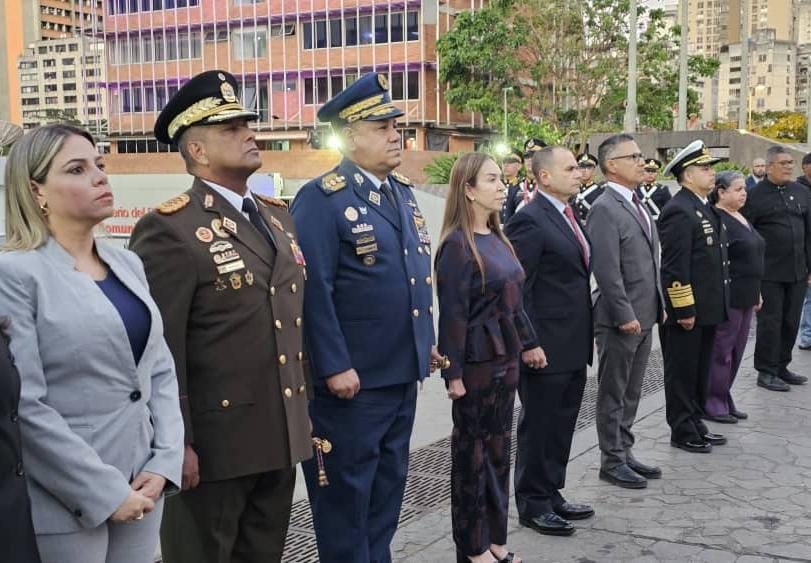 mppsp_vzla's tweet photo. Desde el Panteón Nacional || Vicepresidente Sectorial AJ @CeballosIchaso1 en compañía de la Ministra VA @CelsaBautistaO rindieron honores en conmemoración al histórico #19Abr de 1810

#GestaIndependentista https://t.co/8ZKkOf44us