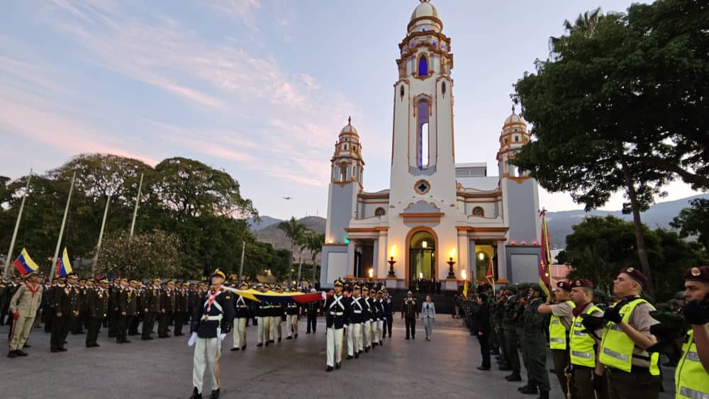 mppsp_vzla's tweet photo. Desde el Panteón Nacional || Vicepresidente Sectorial AJ @CeballosIchaso1 en compañía de la Ministra VA @CelsaBautistaO rindieron honores en conmemoración al histórico #19Abr de 1810

#GestaIndependentista https://t.co/8ZKkOf44us