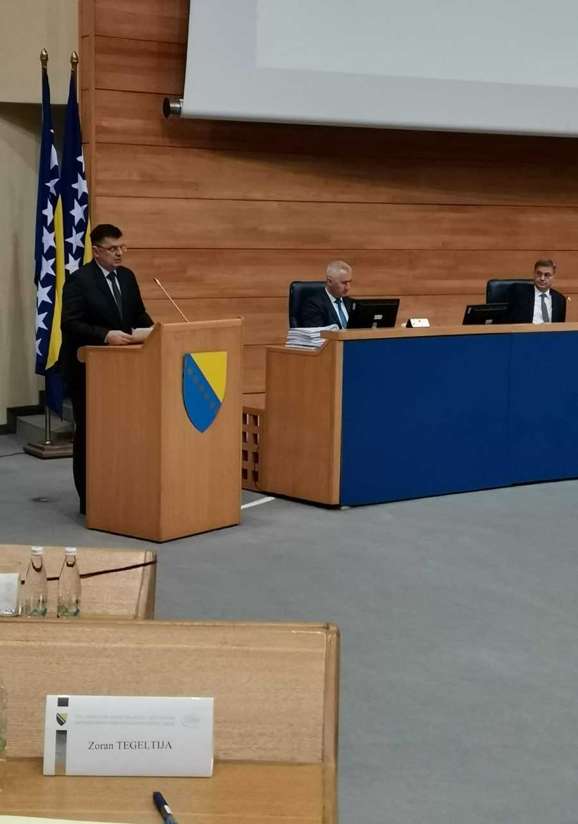 Министар финансија и трезора БиХ др Зоран Тегелтија одговарајући на посланичко питанје рекао  да је основни разлог плаћања такозваних пенала за некориштење кредита међународних финансијских организација неблаговремено повлачење средстава.