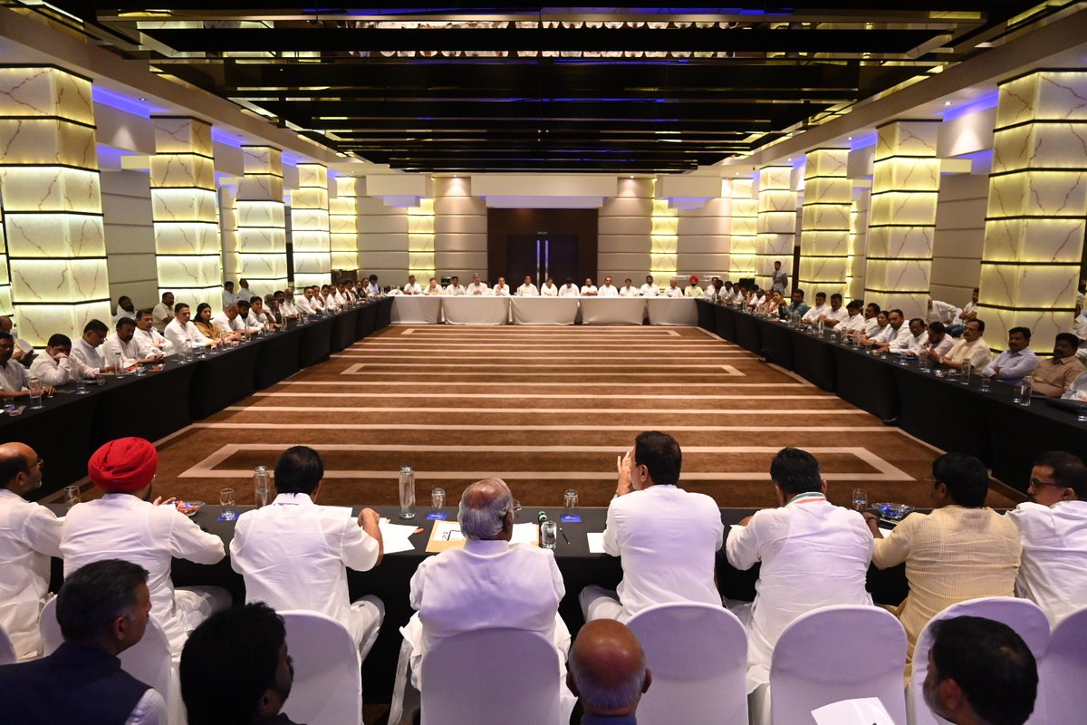 kharge's tweet photo. Let’s transform Karnataka together ! 

We held a meeting of AICC Observers today. 

We are fully prepared for the electoral battle and shall fight it out for the future of Namma Karnataka! https://t.co/oWfCMgAU8p