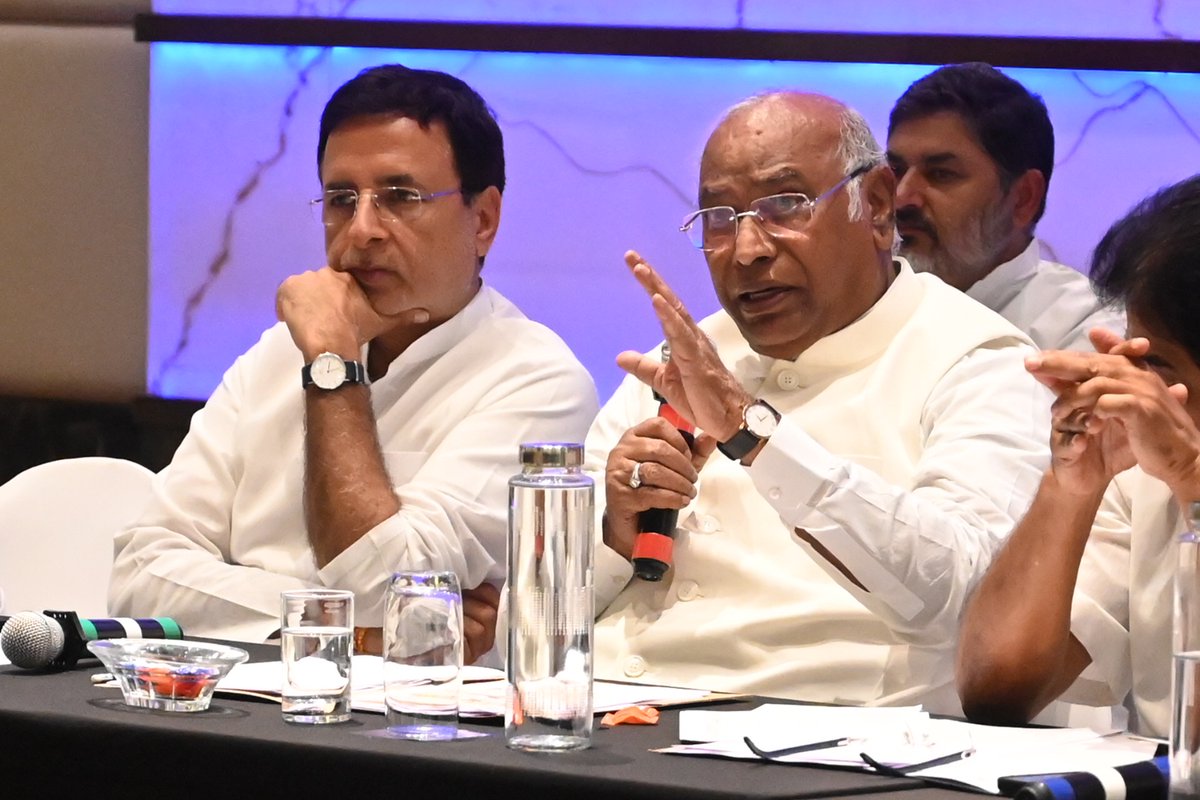 kharge's tweet photo. Let’s transform Karnataka together ! 

We held a meeting of AICC Observers today. 

We are fully prepared for the electoral battle and shall fight it out for the future of Namma Karnataka! https://t.co/oWfCMgAU8p