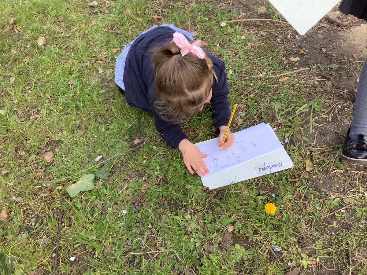 SomersEYFS's tweet photo. We have been greeted with glorious sunny weather this week, so what better way to start our ‘Growing’ topic than to get outside and draw some beautiful flowers! Some budding artists in Reception this year… #teamsomers #somersheath @HeathSomers https://t.co/wFNyJD1RQ1