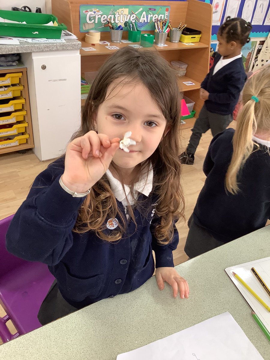 SomersEYFS's tweet photo. We have been greeted with glorious sunny weather this week, so what better way to start our ‘Growing’ topic than to get outside and draw some beautiful flowers! Some budding artists in Reception this year… #teamsomers #somersheath @HeathSomers https://t.co/wFNyJD1RQ1