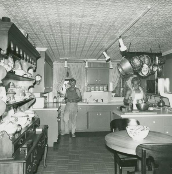 BrownstoneDetec's tweet photo. Howard Urbanski &amp; Lawrence Caparosa bought the #brownstone at No. 53 S. Elliott St in 1967. They were photographed in their kitchen in 1978.

#DYK the #History of YOUR house?

#FortGreene #Brooklyn #HouseHistory https://t.co/c2odQtBvvB