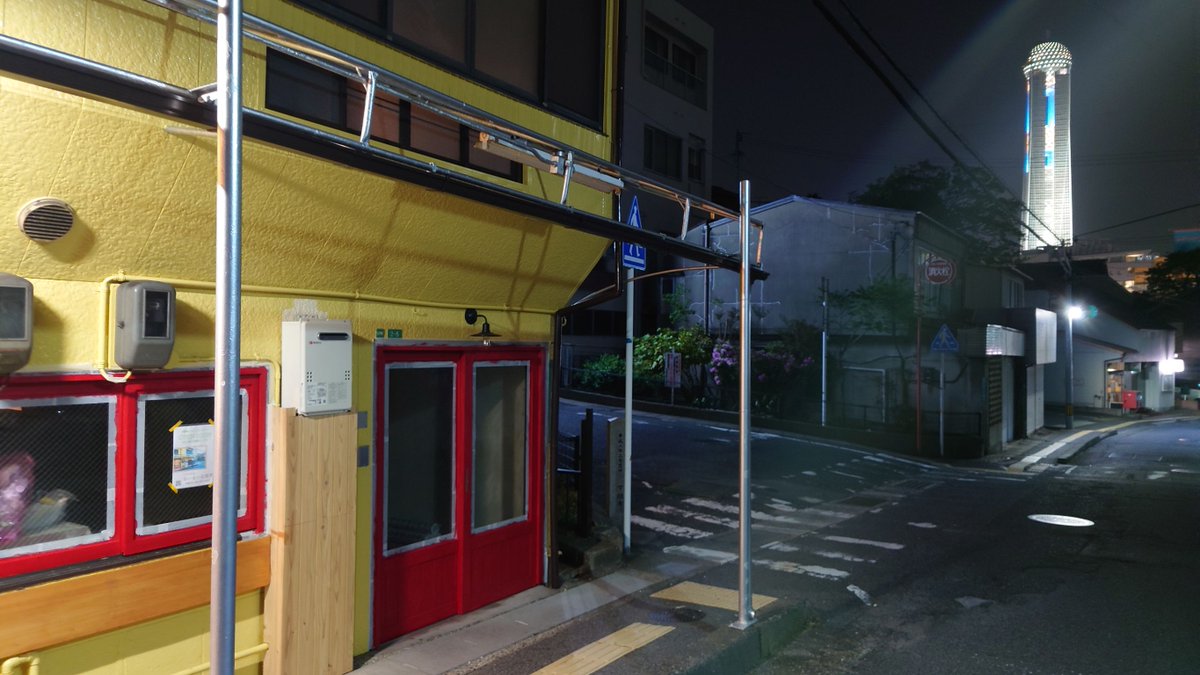 Angel_Garden_ca's tweet photo. 昼も夜も可愛いカフェの入口を見て欲しい…道路側の壁面に、シールでロゴをババーンと！見せたい！！
だ、ダメだ、痛み止めを飲んだのに頭痛が良くならない🫨🫨家事は明日にしてはやく寝よう… https://t.co/LtijC5PVTB