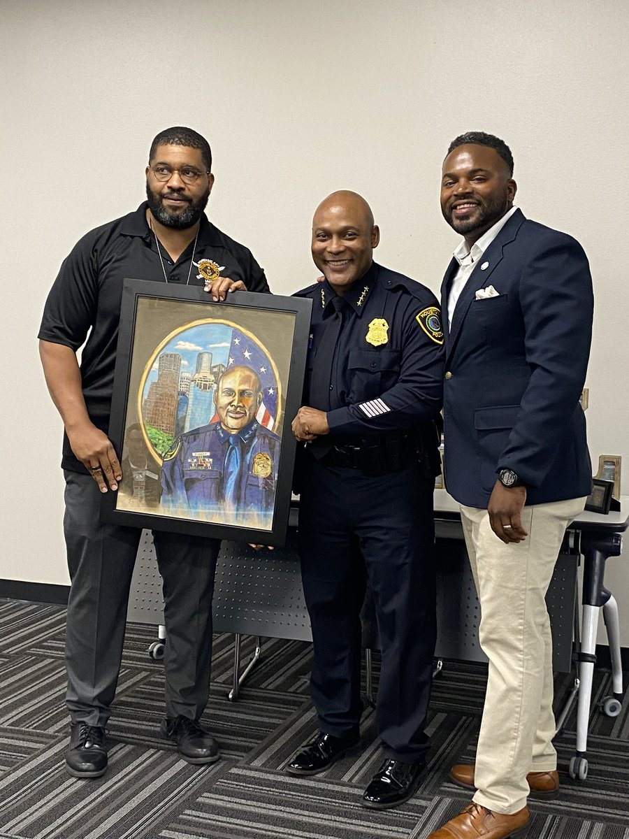 AapolH's tweet photo. Thank you to everyone who joined us yesterday at our general body meeting. We honored Officer Andrea Brinson for her outstanding service, presented Chief Finner with a custom painting and heard from candidates who are seeking public office this municipal cycle. #AAPOL #community https://t.co/5meERXZlhj