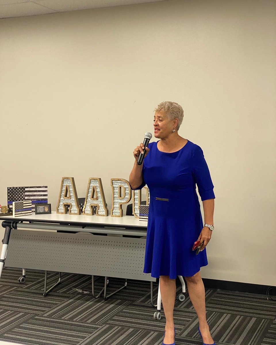 AapolH's tweet photo. Thank you to everyone who joined us yesterday at our general body meeting. We honored Officer Andrea Brinson for her outstanding service, presented Chief Finner with a custom painting and heard from candidates who are seeking public office this municipal cycle. #AAPOL #community https://t.co/5meERXZlhj