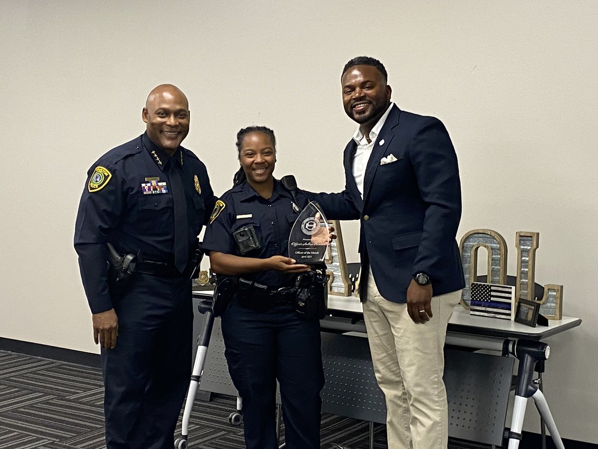 AapolH's tweet photo. Thank you to everyone who joined us yesterday at our general body meeting. We honored Officer Andrea Brinson for her outstanding service, presented Chief Finner with a custom painting and heard from candidates who are seeking public office this municipal cycle. #AAPOL #community https://t.co/5meERXZlhj
