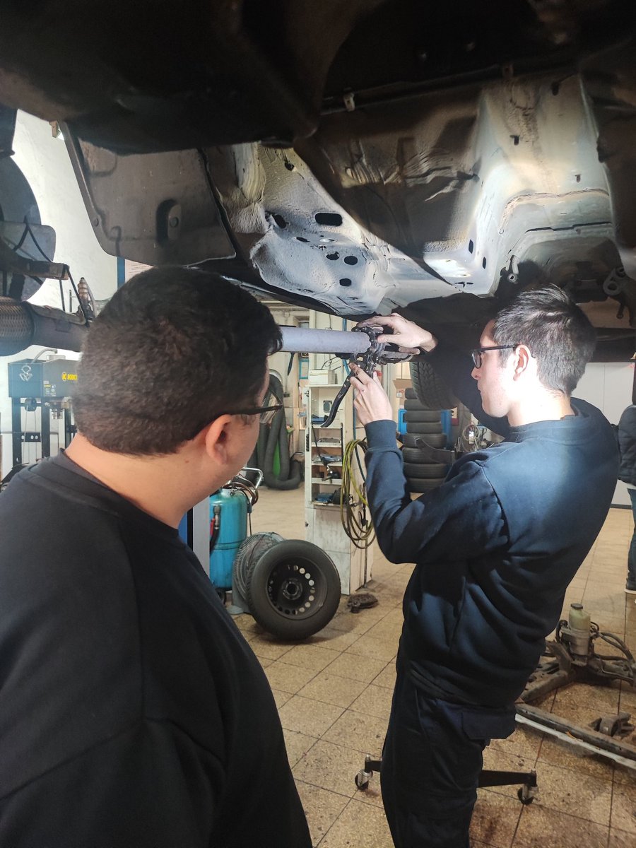 ErasmusTrinidad's tweet photo. Visita de tres profesores de nuestra escuela para ver a nuestros dos alumnos de CFGM que están realizando sus prácticas en Viena (Austria) durante tres meses...que alegría tan grande ver el logo de @SalesianosSTRD tan lejos de casa!
😍🇪🇺💪 https://t.co/sC40X4yEvo