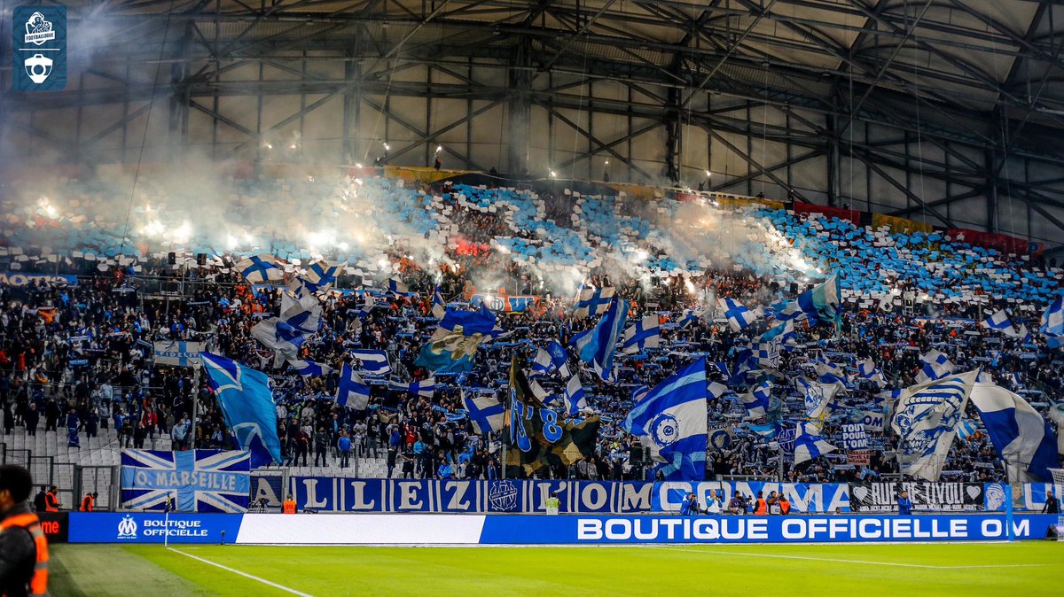 Footballogue's tweet photo. Une jeune femme de 23 ans, afin d’empêcher son mari de se rendre au Vélodrome pour le match Marseille-Troyes, aurait décidé d’appeler la police pour avertir d’un danger de grande ampleur. « Mon ami est dans le bus avec une bombe. Il veut tout faire péter à Marseille ».

La police est arrivée quelques minutes plus tard chez la femme qui avouera ses mensonges.
« Il voulait aller encourager l’OM, moi je voulais qu’il reste avec moi ». 🤦‍♂️

(La Dépêche)
