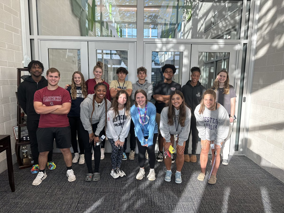 DrMrCoachE's tweet photo. Leaders show up for others!
And our @GoBlythewood @BethelHanberry Captain Class group has all year. Giving up extra sleep and time to pour into our โBearyโ good friends!
We are grateful for our new partnership with a great school!
#CaptainClass #BeYou https://t.co/sTRo3E27Pf