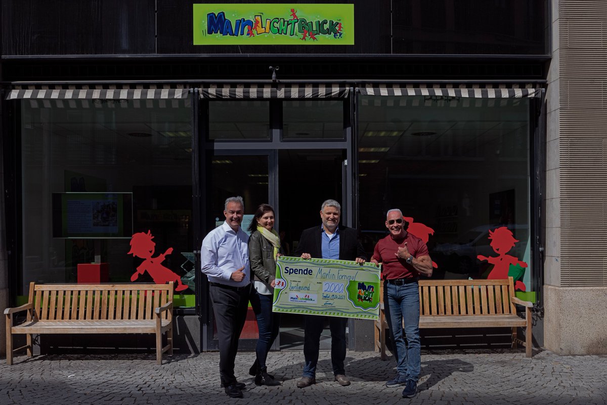 MainLichtblick's tweet photo. Martin Fornauf und der #Bahnbabo schenken Lichtblicke!
#mainlichtblick #frankfurt #wünsche #kinderträume #spende #danke https://t.co/32KM5oWK0W
