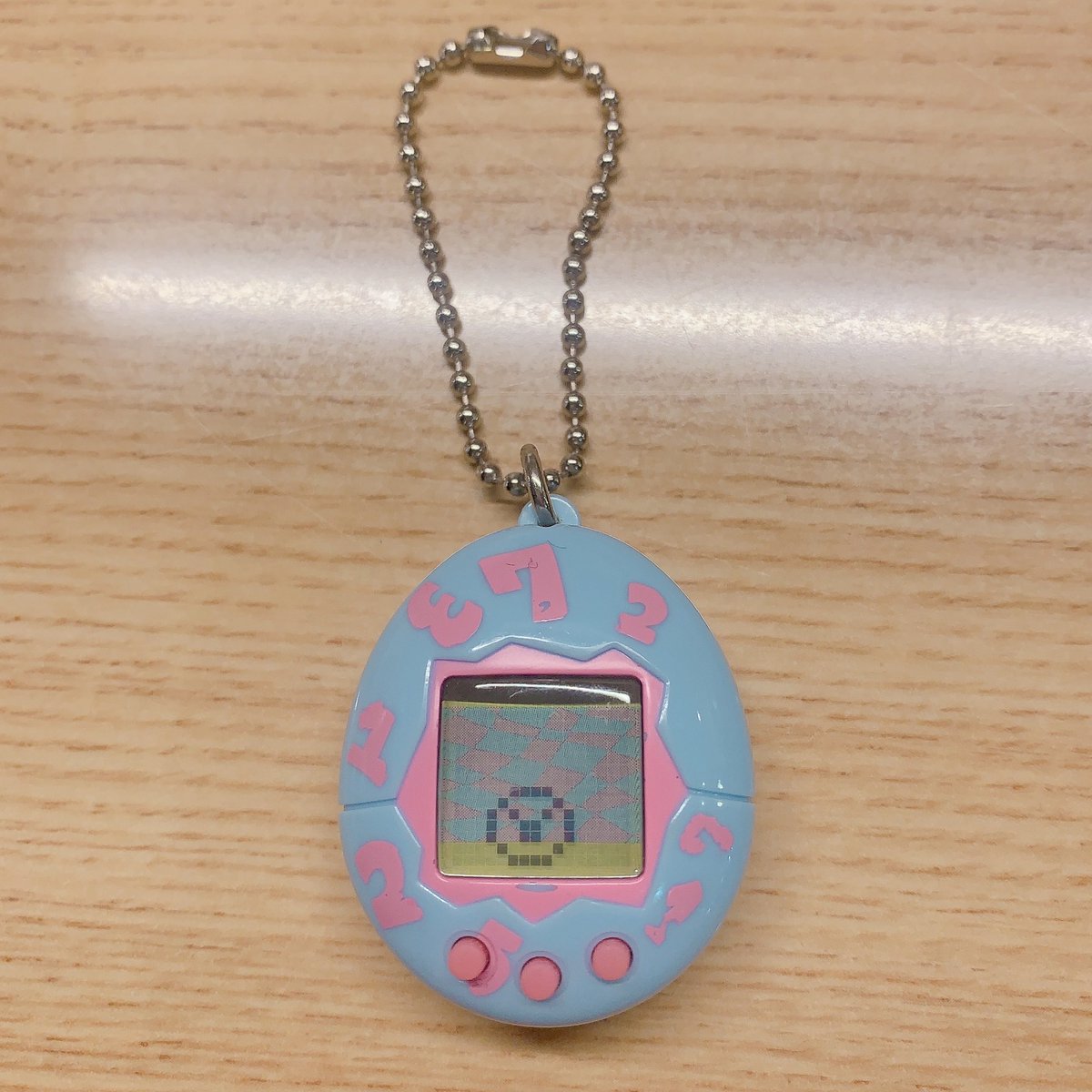 実は5月頭に引っ越し🏠をするのです😆✨仕事もちょっと忙しい時期で、色々バタバタ😂💦
たまごっちを育てれないと辛いので、何か良い方法ないかな？って思って…
たまごっち史上1番育てやすい、ちびたまごっち(通称 社畜っち笑)を育て始めました💖😆✨