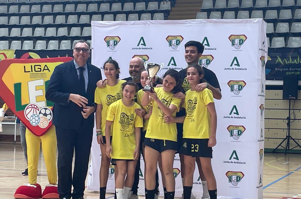 CVCarmenbasket's tweet photo. 𝗖𝗔𝗠𝗣𝗘𝗢𝗡𝗔𝗦 𝗗𝗘 𝗟𝗔 𝗖𝗢𝗣𝗔 @ligaledandalucia  🏆🥇

‼️Enhorabuena chicas ‼️

Sumando experiencias 🎒🏀

#familiacvc💛🖤 https://t.co/fGuZuJ9hAC