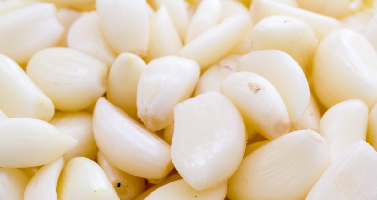 WebMD's tweet photo. Allicin is the oil that gives garlic its sulfurous flavor and smell -- it’s also antibacterial. But garlic has more than 40 other healthy compounds! Learn more: https://t.co/jmw5Q2VrN1 https://t.co/SzhCnTZ5c0