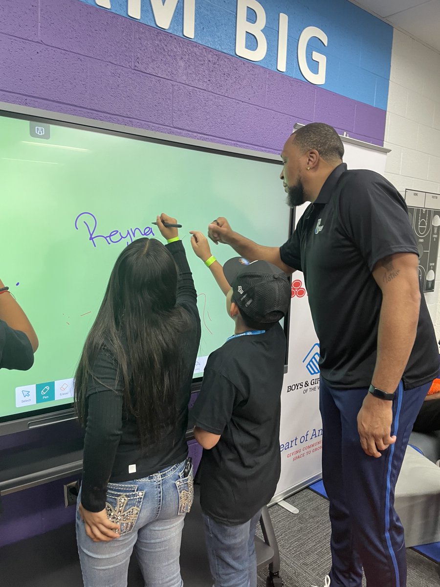 boxlightinc's tweet photo. Spent a fun-filled day helping kids and staff explore their new #STEMedu lab with our #MimioPro4, AND meet NBA Champion Shawn Marion!
https://t.co/Nnk9ZzyjZM
#edtechchat #MimioK12 #Boxlight_solutions @matrix31 @nbacares @statefarm @bgcarizona @HeartofAmericaF @Bluum_EdTech https://t.co/RWpq05xFHe