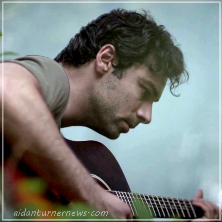 FanMaryp's tweet photo. Wishing all #AidanTurner fans a wonderful #WildHairWednesday. Even with "Russell's" short hair.. that curl in the middle of his forehead has a mind of it's own ! https://t.co/GIbMsR08xb