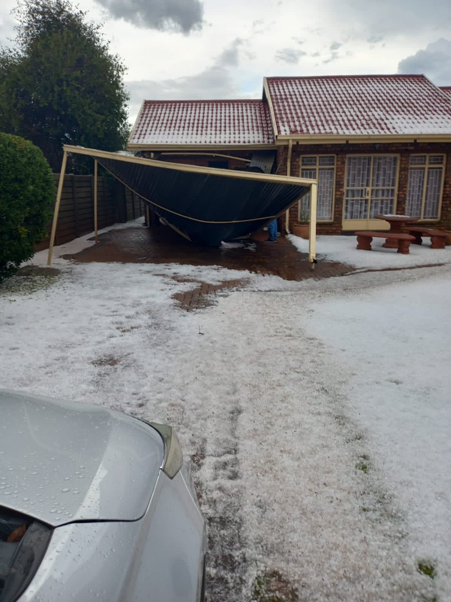 ThaboMasterP's tweet image. ⁦@Nedbank⁩ is refusing to pay the claim, siting that there was no hailstorm in Alberton on the 29 of March, and further saying that the house wasn’t maintained and the house must be repainted every two year.. but never tell clients all that, easy to take money but never pay