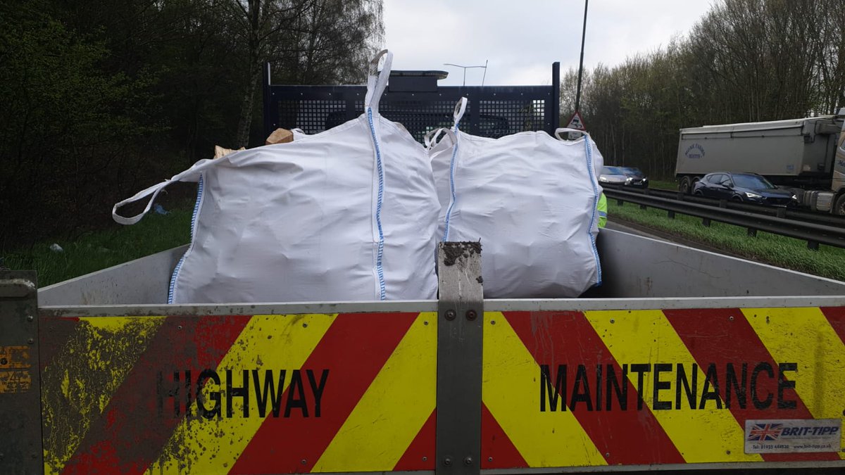 DerbysRPUBikers's tweet image. And another #insecureload found.
#derby.
3x large bulk bags full of loose wood, just waiting to fall out into the path of other vehicles or vulnerable road users.
Stopped.
Prohibited from movement until secured.
#reported.
#national2wheel
#opsbikes