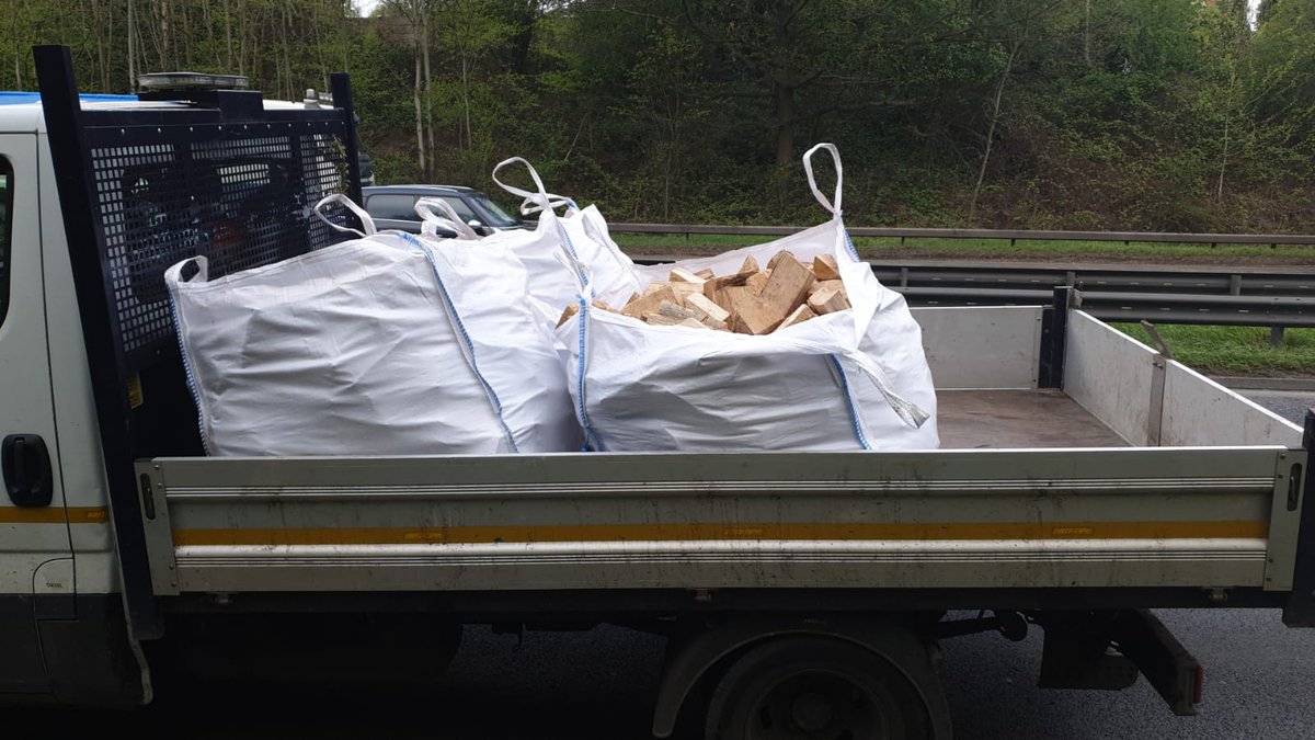 DerbysRPUBikers's tweet image. And another #insecureload found.
#derby.
3x large bulk bags full of loose wood, just waiting to fall out into the path of other vehicles or vulnerable road users.
Stopped.
Prohibited from movement until secured.
#reported.
#national2wheel
#opsbikes