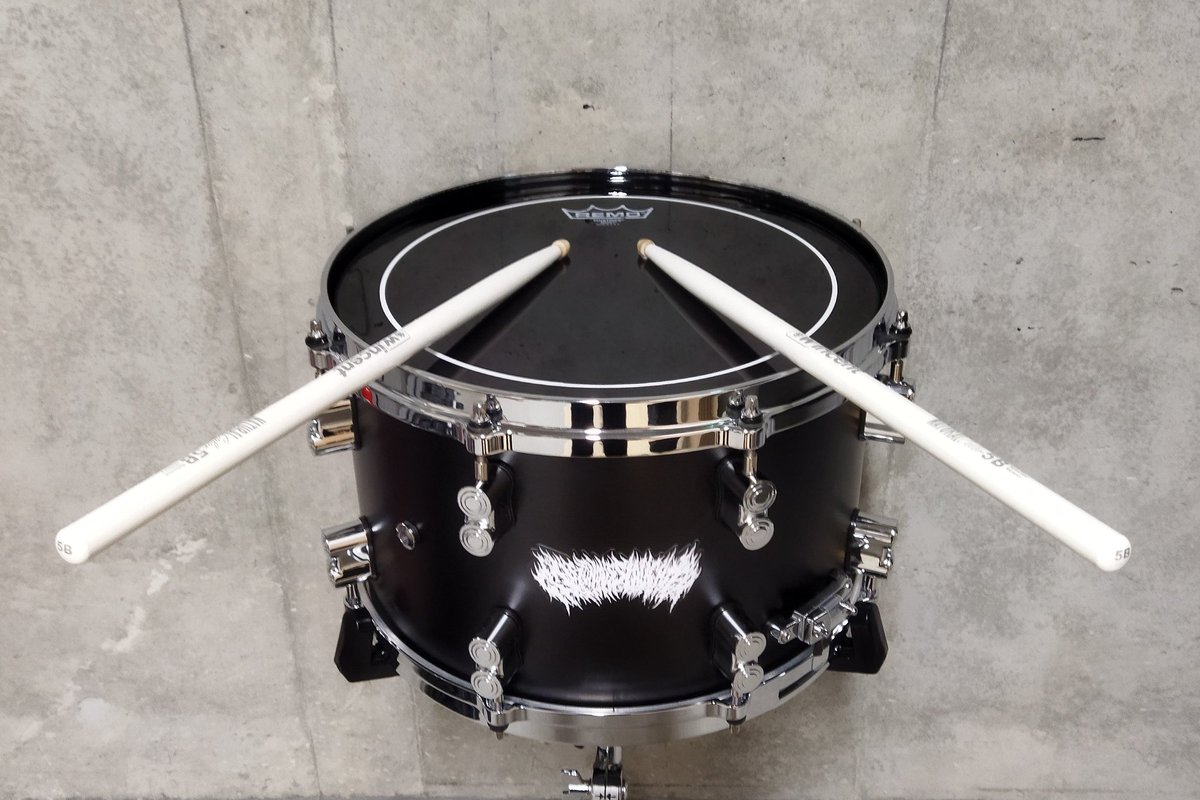 仕上げに
GluttonousSlaughterのステッカーで
フィニッシュです。

コレを貼ることによって
音抜けが抜群に良くなるのです。

というわけで
13×8.2インチのスネアが完成しました。
今度こそ、壊れません様に。

#GluttonousSlaughter
#BrutalDeathClothing
#スネア自作